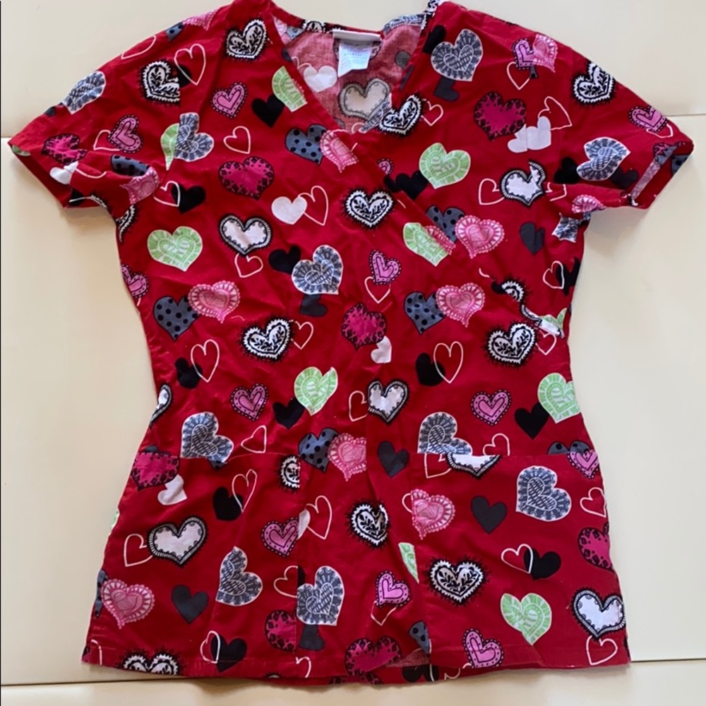 Heart print scrub top with pockets